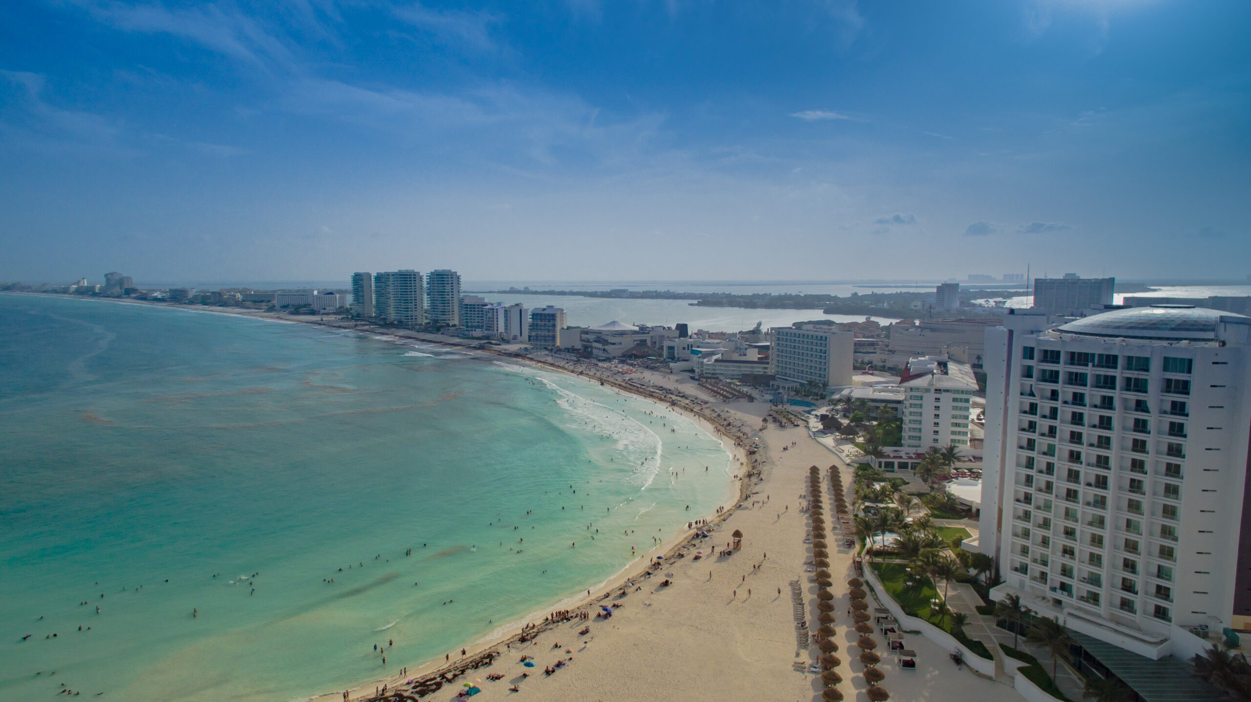 Lee más sobre el artículo Cancún ya no vende solo playa: vende dentistas