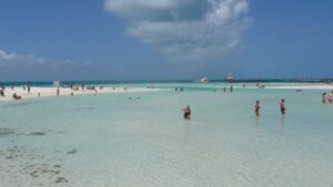 Playa de aguas turquesa y poco profundas en Isla Mujeres, frente a Cancun