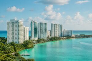 Torres residenciales frente a la laguna turquesa de Cancún, Quintana Roo
