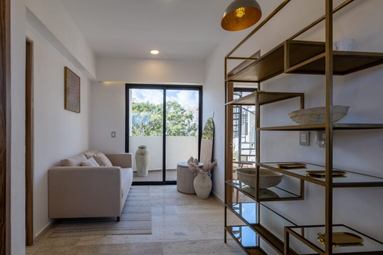 Naia Uhm D202, Tulum