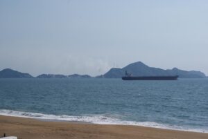 Buque de carga frente a la costa del puerto de Manzanillo, Colima
