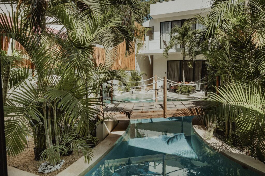 Alberca de chukum y casa principal de Villa Dulce Vida, La Veleta, Tulum