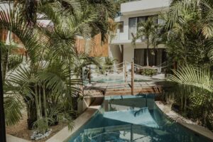 Alberca de chukum y casa principal de Villa Dulce Vida, La Veleta, Tulum
