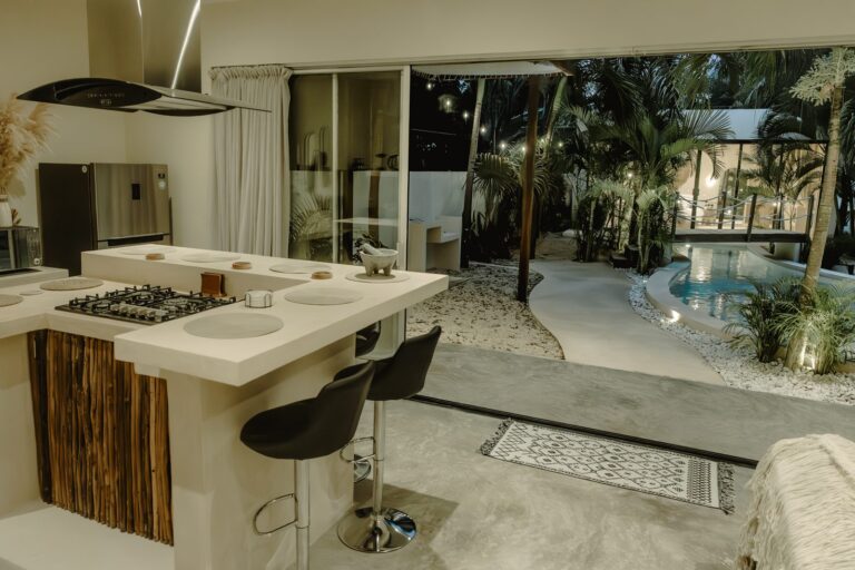 Cocina con barra y vista a la alberca en Villa Dulce Vida