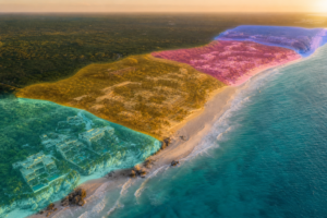 Vista aérea de la costa de Tulum al atardecer con cuatro zonas resaltadas en colores sobre la selva y los edificios